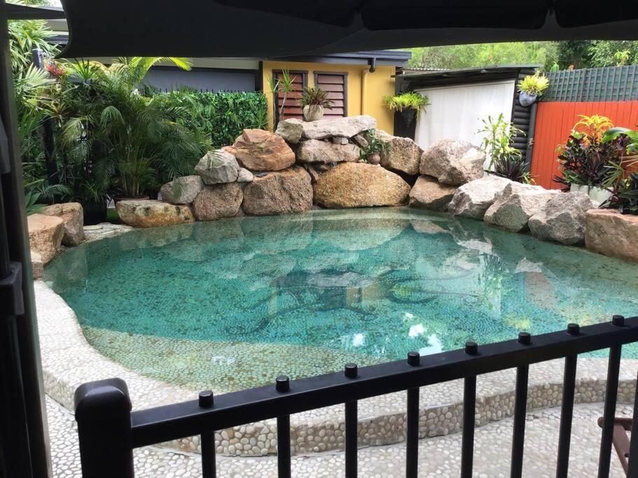 Oasis, In Leafy Whitfield. Βίλα Edge Hill Εξωτερικό φωτογραφία