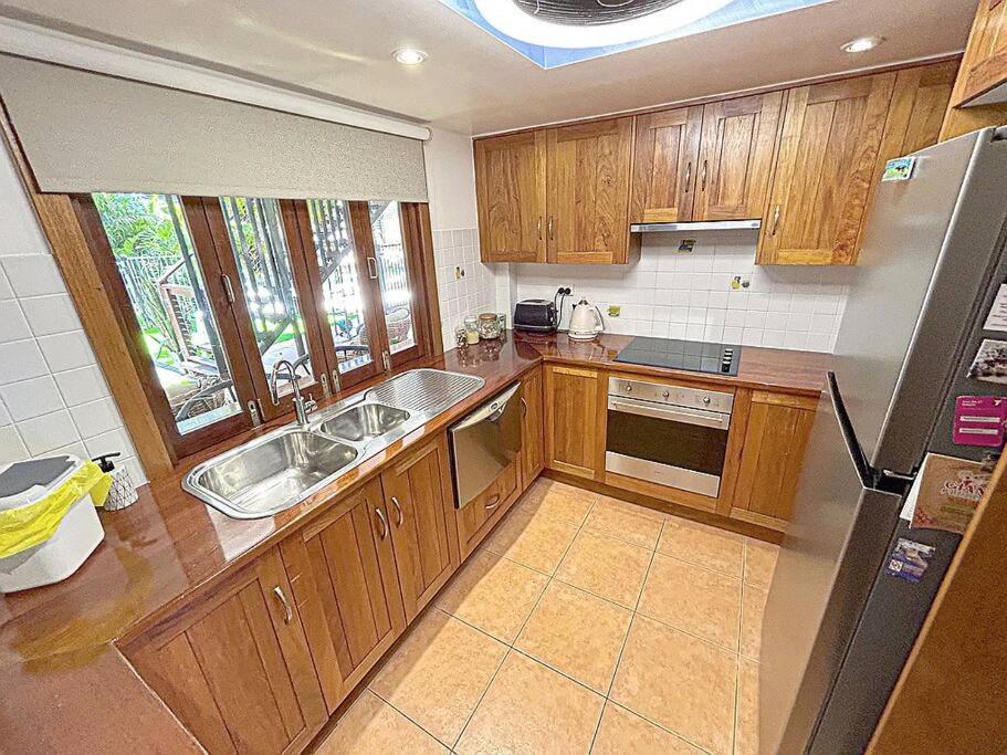 Oasis, In Leafy Whitfield. Βίλα Edge Hill Εξωτερικό φωτογραφία