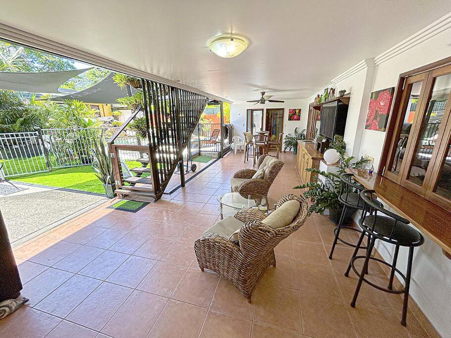 Oasis, In Leafy Whitfield. Βίλα Edge Hill Εξωτερικό φωτογραφία