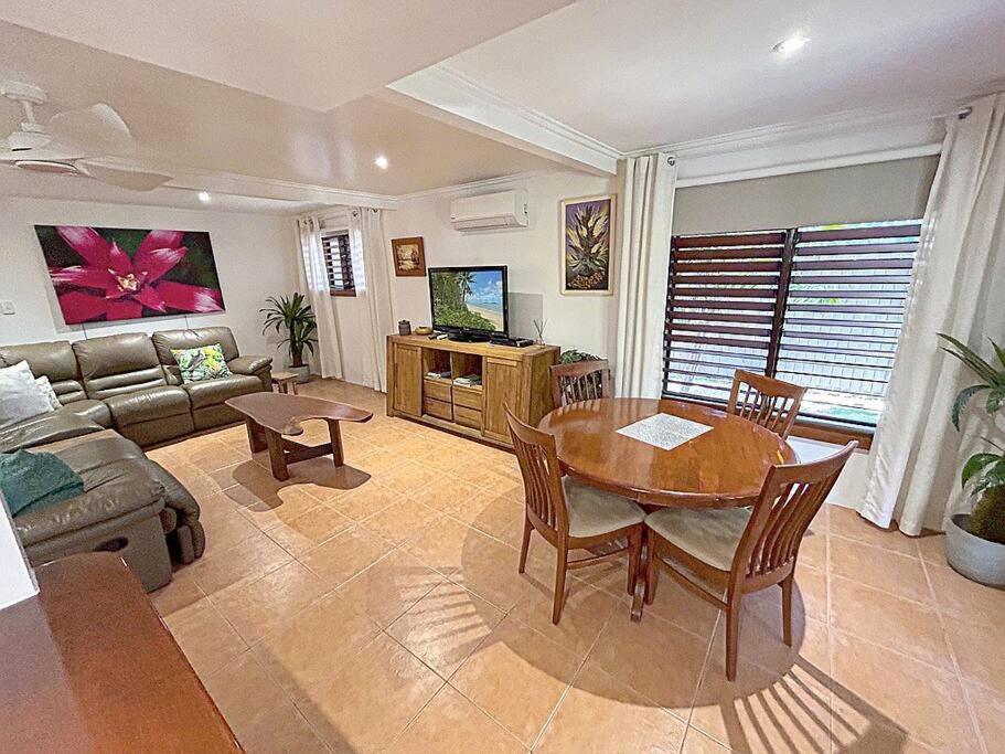 Oasis, In Leafy Whitfield. Βίλα Edge Hill Εξωτερικό φωτογραφία
